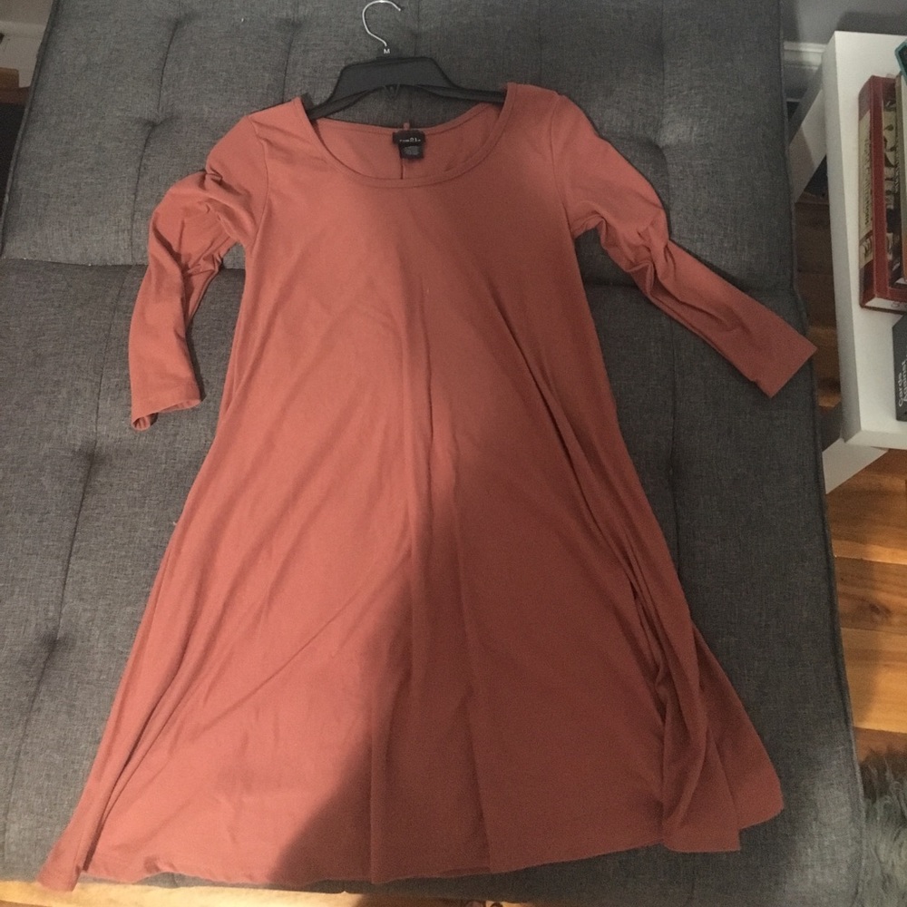 Simple cute dress, fits well to the body